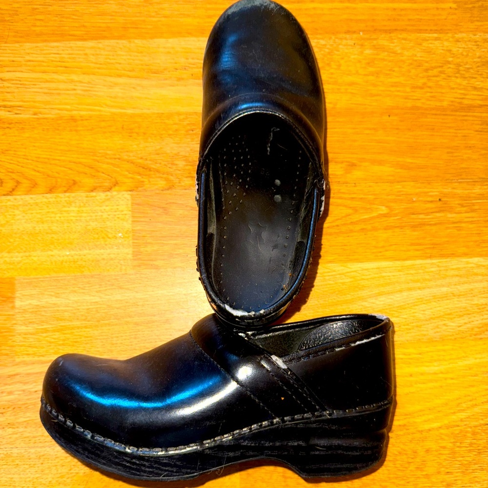 Dansko Black Leather Clogs – Size 5 – Excellent Condition